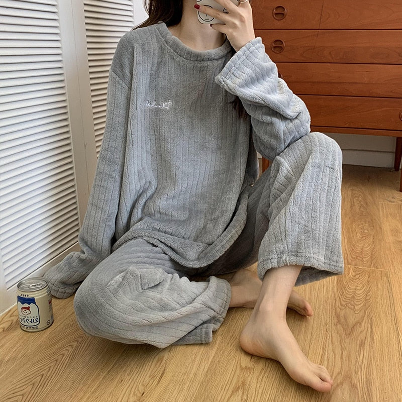 Autumn and winter flannel pajamas women&#39;s two-piece coral fleece homewear new loose casual women&#39;s striped simple pajamas