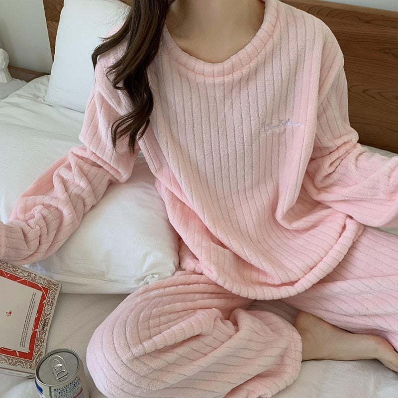 Autumn and winter flannel pajamas women&#39;s two-piece coral fleece homewear new loose casual women&#39;s striped simple pajamas