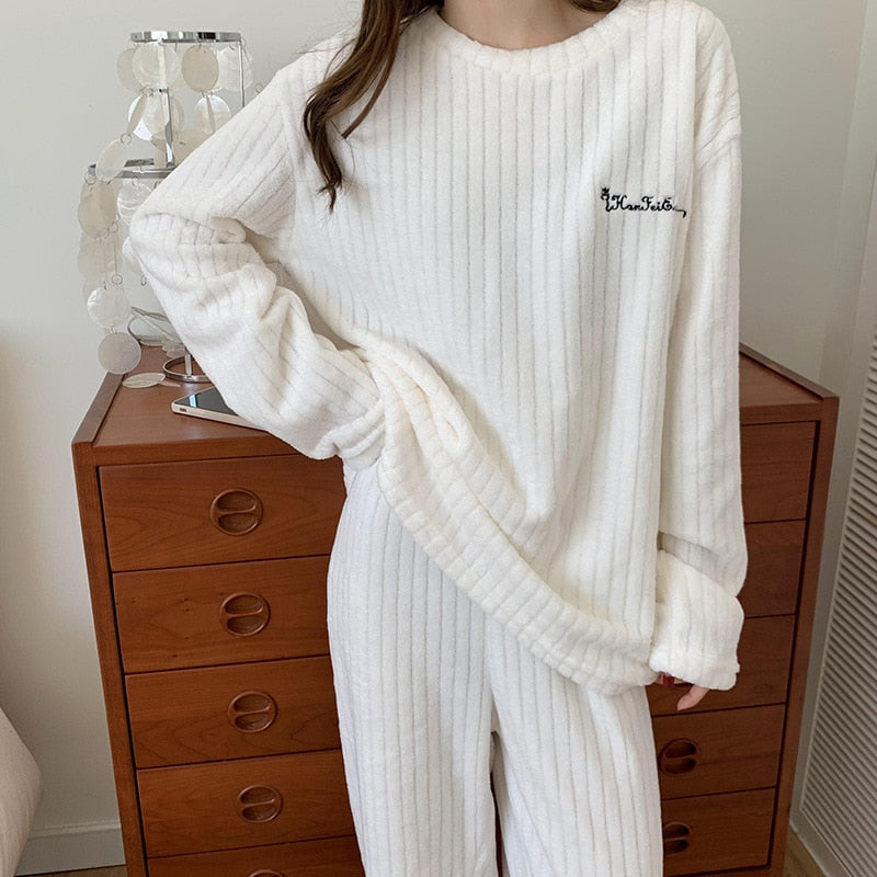 Autumn and winter flannel pajamas women&#39;s two-piece coral fleece homewear new loose casual women&#39;s striped simple pajamas